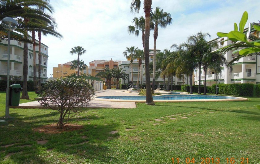 Location de vacances - Appartement à Dénia - le jardin toujours agréable même en Avril