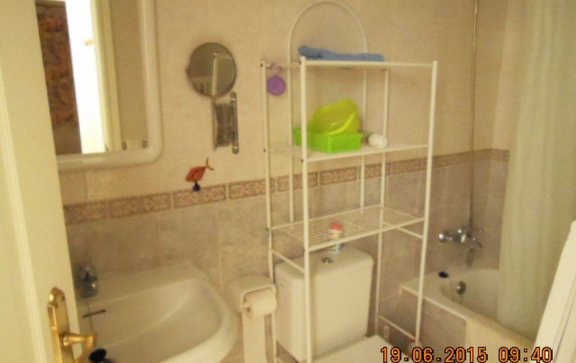 Location de vacances - Appartement à Dénia - salle de bain rangement au dessus des WC, baignoire et lave-linge