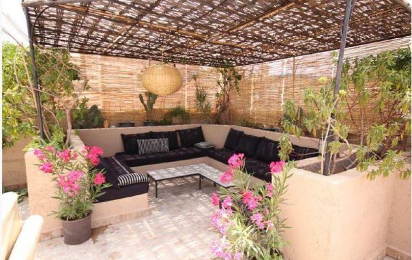 Location de vacances - Chambre d'hôtes à Marrakech - Salon terrasse brumisé
