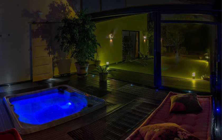 Location de vacances - Roulotte à Pernes-les-Fontaines - Jacuzzi avec bassin éclairé. Ambiance colorée tamisée de nuit.