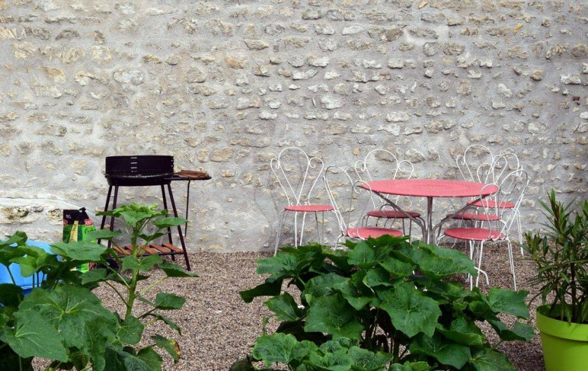 Location de vacances - Appartement à Pouilly-sur-Loire - Terrasse avec barbecue et parasol