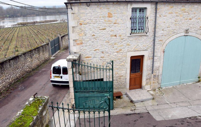 Location de vacances - Appartement à Pouilly-sur-Loire - Entrée de la cour et porte entrée du gîte