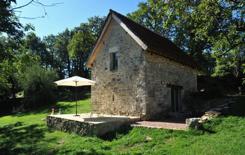 Location de vacances - Gîte à Corn - vue du jardin sur les terrasse et la grangette