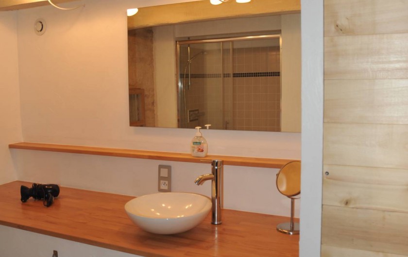 Location de vacances - Gîte à Corn - salle de bain au rez de jardin