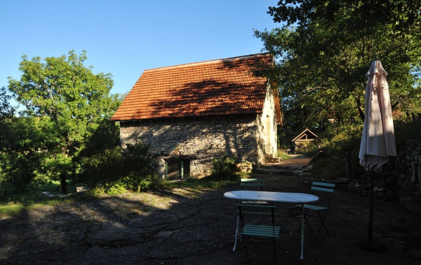Location de vacances - Gîte à Corn - vue de la grangette- porte de la chambre