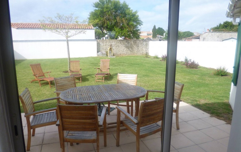 Location de vacances - Villa à Ars-en-Ré - Jardin, terrasse vus du séjour