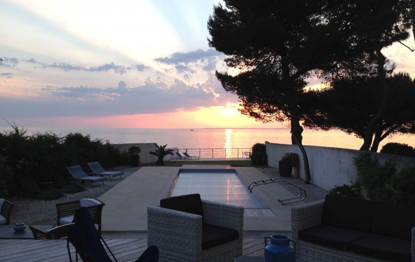 Location de vacances - Villa à La Flotte - Lever de soleil vu du salon cuisine et 2 chambres