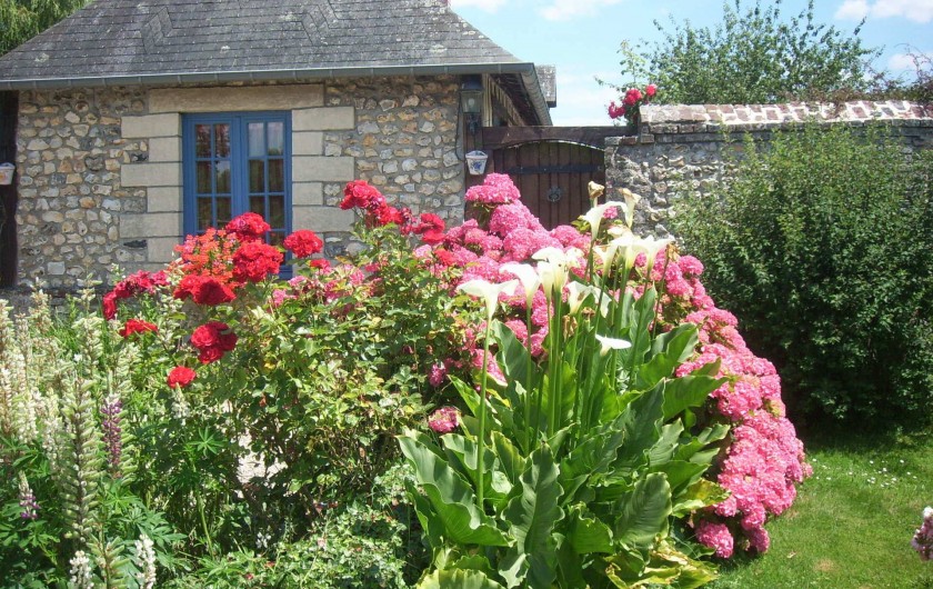 Location de vacances - Gîte à Berville-sur-Mer - entrée de la cour fleurie