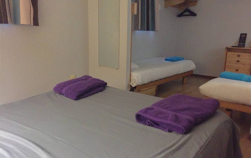 Location de vacances - Hôtel - Auberge à Villeneuve-lès-Béziers - Chambre 4 Personnes 1 lit double + 2  lits simple