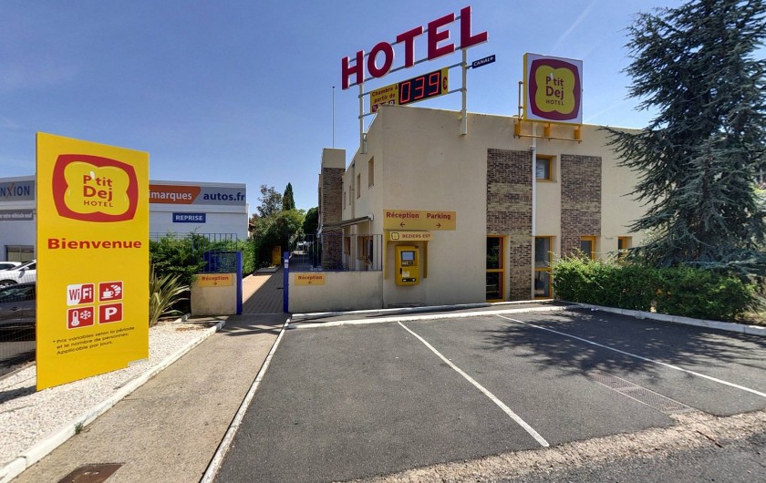 Location de vacances - Hôtel - Auberge à Villeneuve-lès-Béziers - Parking minute + facade Hotel