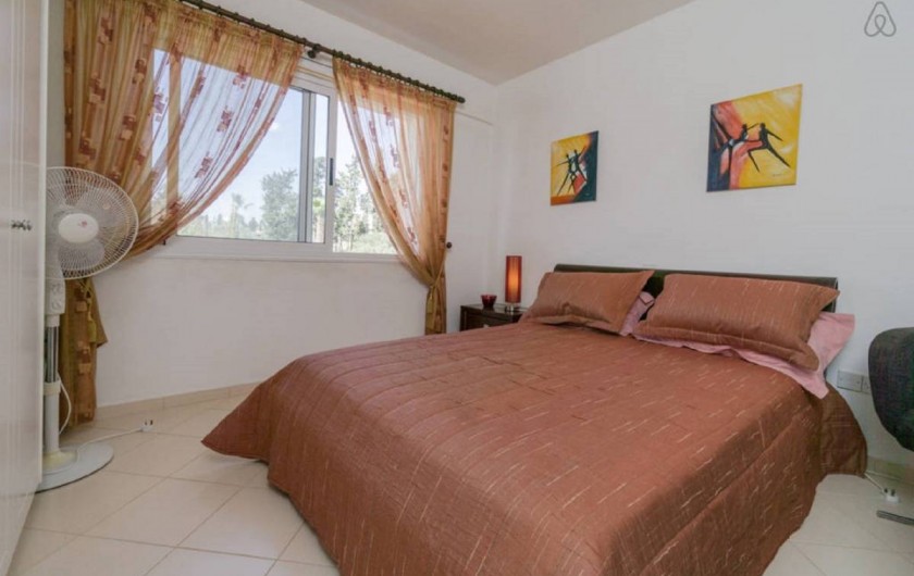 Location de vacances - Villa à Paphos - La chambre à coucher avec la vue sur le jardin