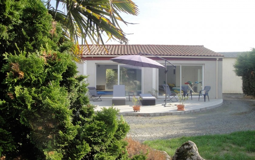 Location de vacances - Chambre d'hôtes à Saint-André-de-la-Marche - Terrasse de la piscine et jardin d'agrément