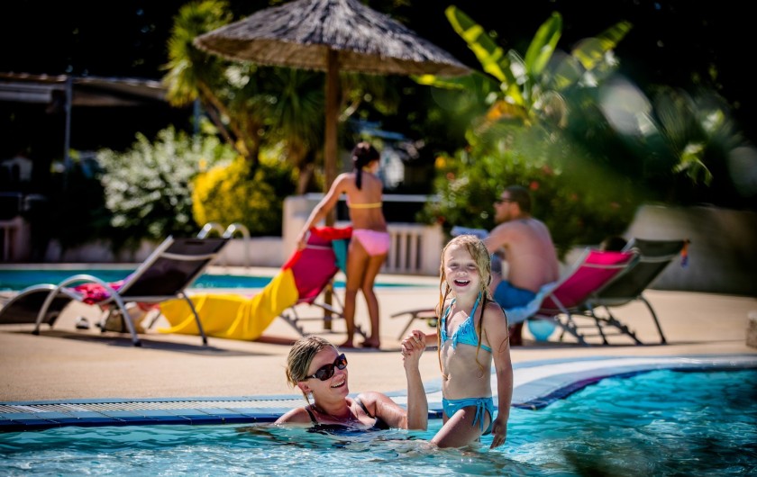 Location de vacances - Camping à Sainte-Eulalie-en-Born - Piscine