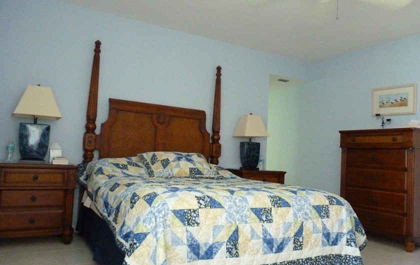 Location de vacances - Appartement à Marco Island - Chambre des maîtres avec lit double extra large (queen)