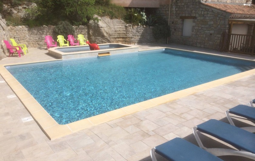 Location de vacances - Chalet à Vogüé - Piscine