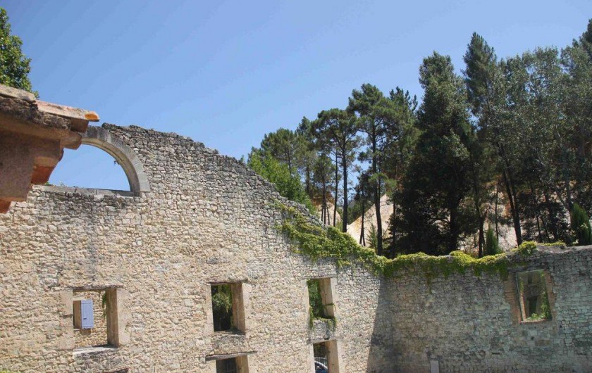 Location de vacances - Maison - Villa à Rustrel - Vue de la chambre des enfants.