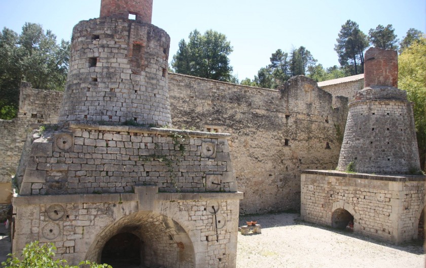 Location de vacances - Maison - Villa à Rustrel - Les Hauts-Fourneaux, devant la terrasse.
