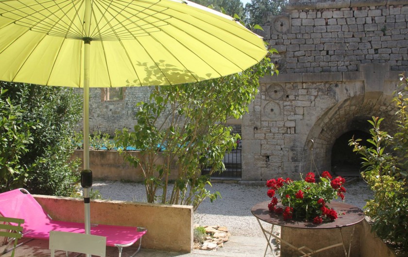 Location de vacances - Maison - Villa à Rustrel - La terrasse ensoleillée.