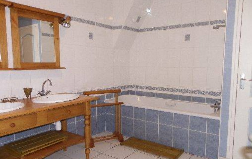 Location de vacances - Gîte à Combourg - salle de bain de l'étage