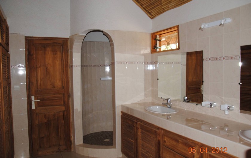 Location de vacances - Maison - Villa à Nianing - Une salle de bains à l'étage