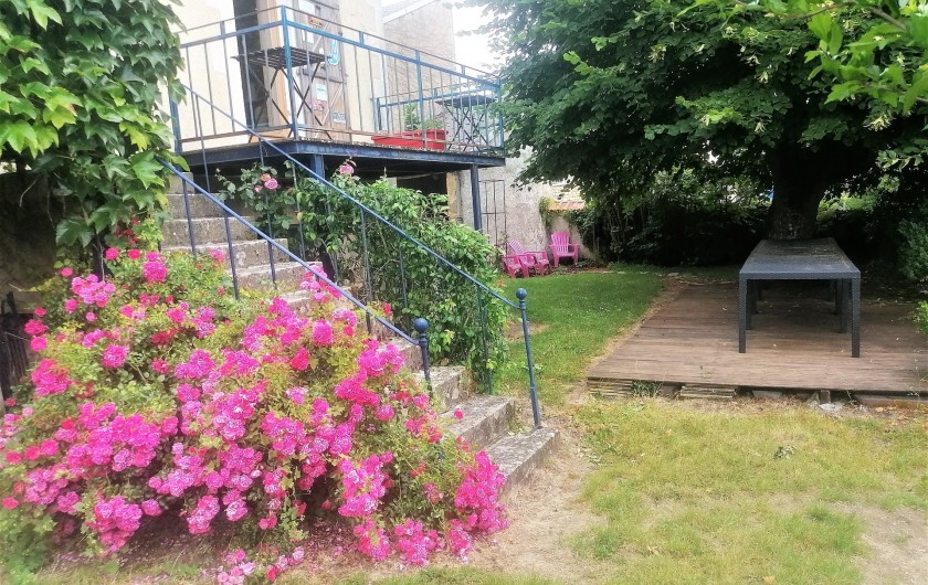 Location de vacances - Gîte à Sury-en-Vaux - Balcon et terrasse extérieur vue sur le jardin