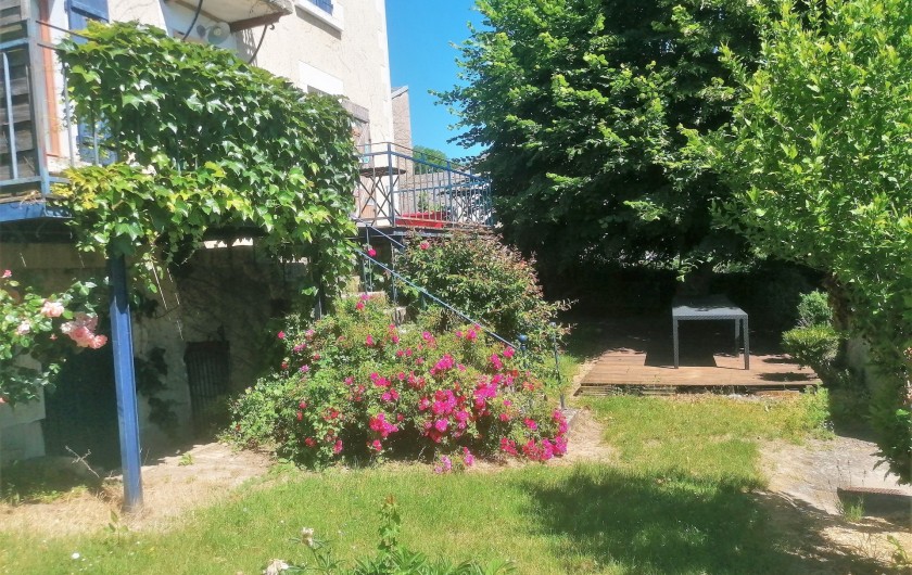 Location de vacances - Gîte à Sury-en-Vaux - Balcon et terrasse extérieur vue sur le jardin