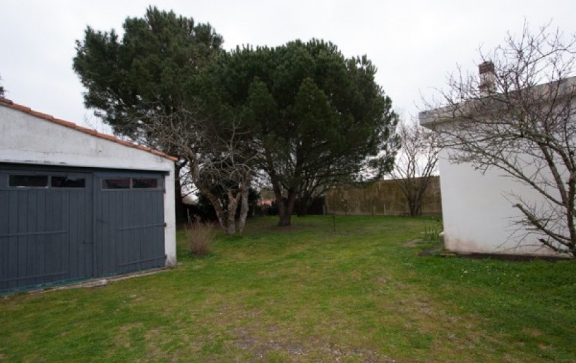 Location de vacances - Villa à La Tremblade - garage et jardin arrière