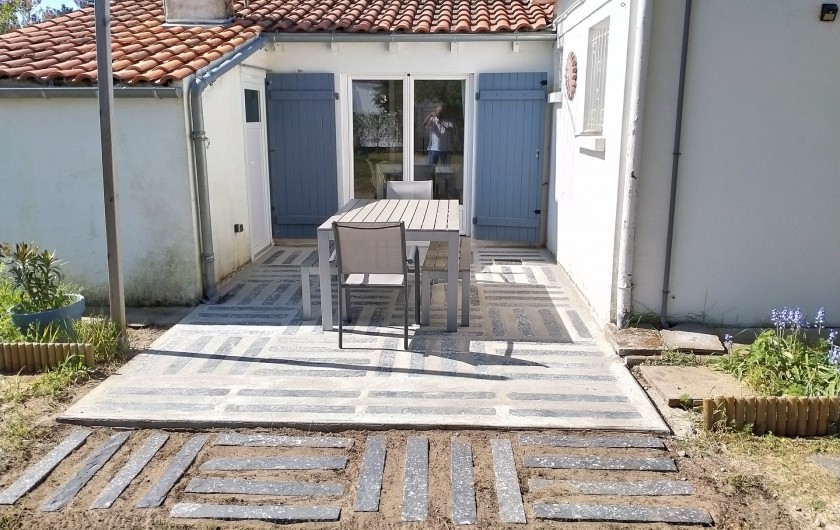 Location de vacances - Villa à La Tremblade - terrasse à l'arrière avec accès depuis la salle à manger