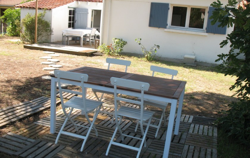 Location de vacances - Villa à La Tremblade - 2 espaces repas à l'arrière de la maison