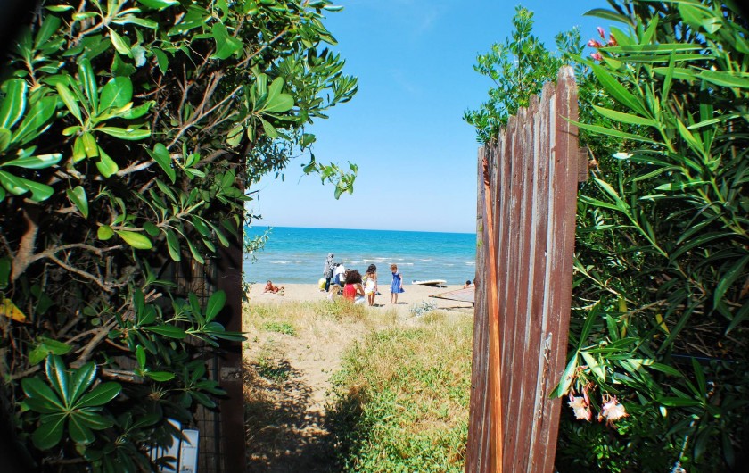Location de vacances - Villa à Albinia - La plage depuis le jardin