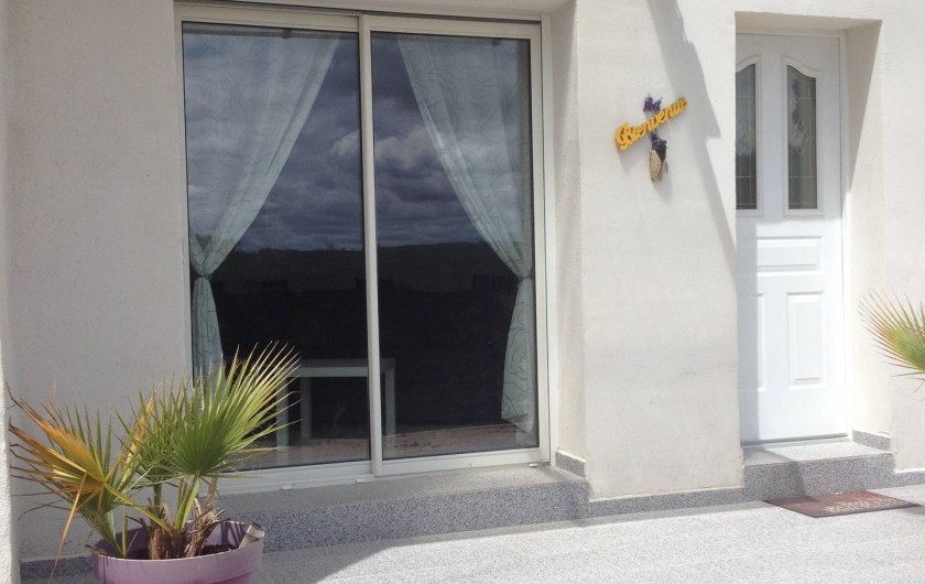 Location de vacances - Gîte à Bagnols-sur-Cèze - entré du gite  la baie vitrée  est face au mont ventoux