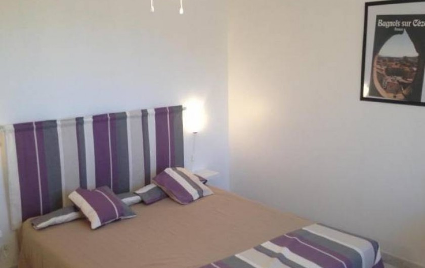 Location de vacances - Gîte à Bagnols-sur-Cèze - chambre , donnant la vue sur le mont ventoux