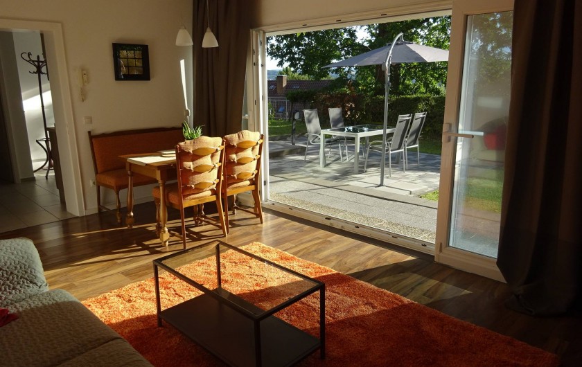 Location de vacances - Appartement à Linz am Rhein - Salle de séjour avec accès au jardin