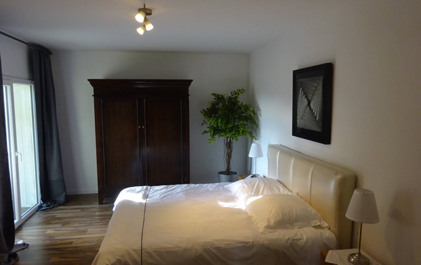 Location de vacances - Appartement à Linz am Rhein - Salle à coucher avec un grand lit et accès directe au jardin