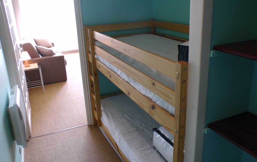 Location de vacances - Studio à Hardelot-Plage - lits superposés et étagères de rangement