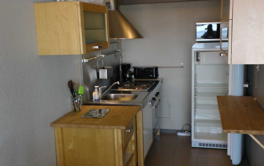 Location de vacances - Studio à Hardelot-Plage - cuisine avec vaisselle (style bord de mer) et couverts fournis