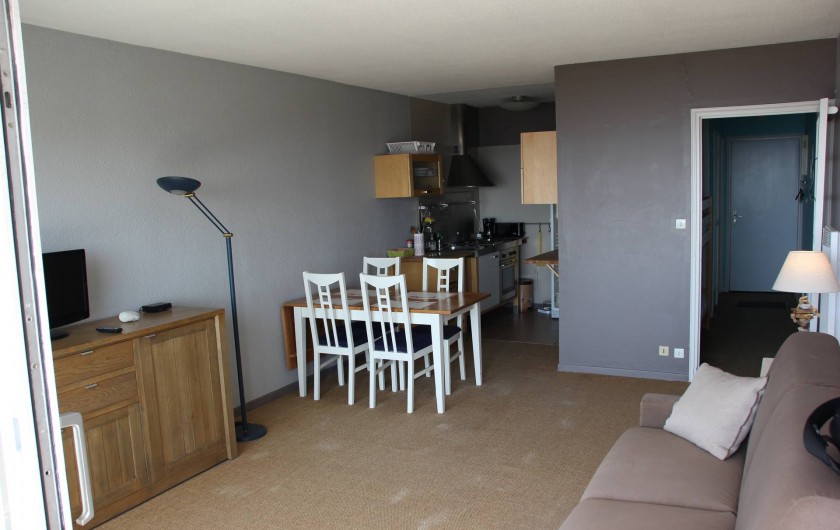 Location de vacances - Studio à Hardelot-Plage - pièce de vie avec télévision HD, canapé-lit Rapido de marque DIVA