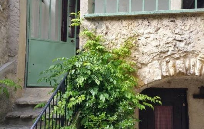Location de vacances - Maison - Villa à Cornillon - Escalier et porte avant