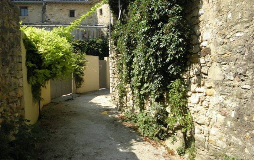 Location de vacances - Maison - Villa à Cornillon - Ruelle de Cornillon bordant la maison