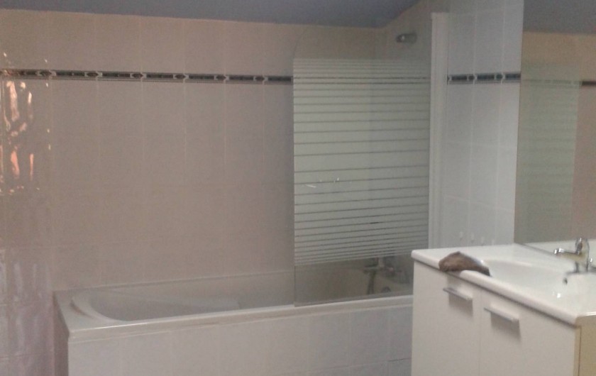 Location de vacances - Maison - Villa à Cornillon - salle de bain étage, avec WC