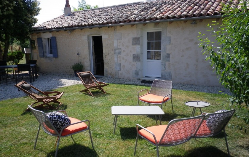 Location de vacances - Gîte à Vanzac - Espace détente devant le gite