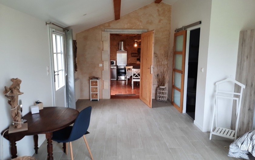 Location de vacances - Gîte à Vanzac - Entre cuisine, chambre et sanitaire sur le coté droit