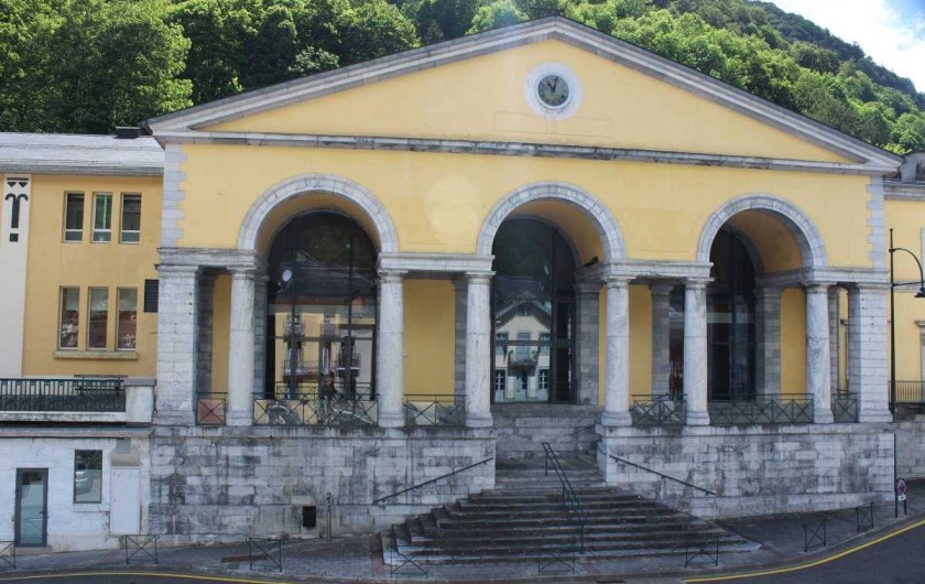 Location de vacances - Appartement à Cauterets - Face à la maison, les thermes de César