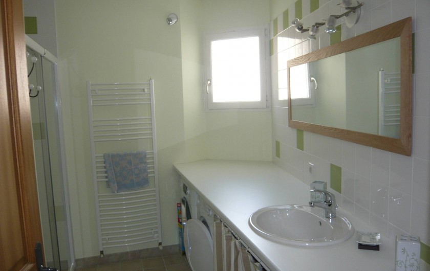 Location de vacances - Gîte à Saint-Aulaye - Salle de bain au rez de chaussée avec douche, lave-linge et sèche linge.