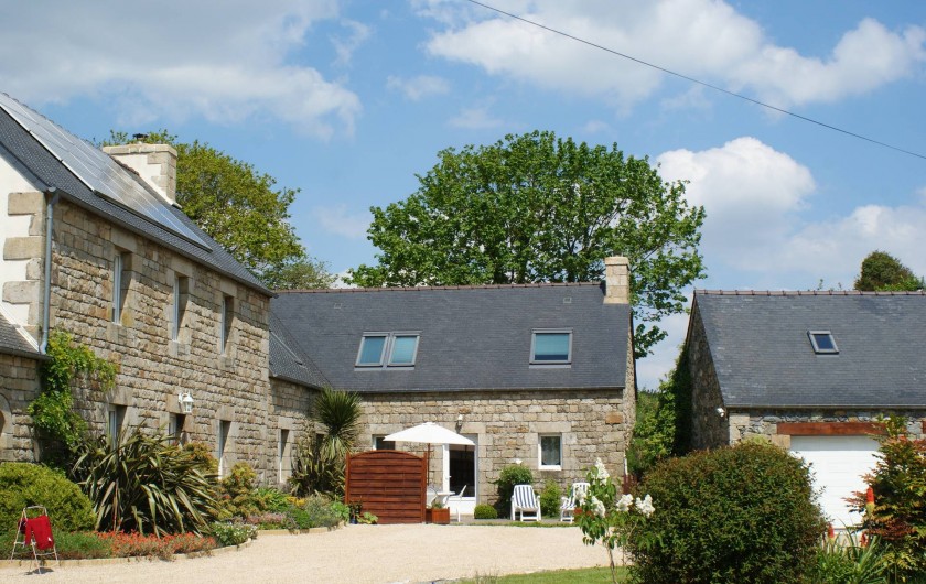 Location de vacances - Gîte à Calanhel - Vue d'ensemble du gite en angle au fond de la cour proche et intime...