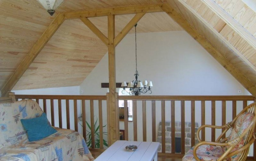 Location de vacances - Gîte à Calanhel - Mezzanine, coin salon avec TV , canapé et 2 fauteuils cabriolets