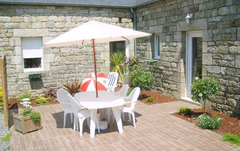 Location de vacances - Gîte à Calanhel - Terrasse du gite, les plants ont beaucoup poussés depuis..