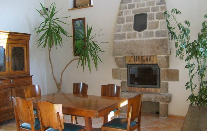 Location de vacances - Gîte à Calanhel - Salle a manger cheminée, banc coffre, buffet vaisselier