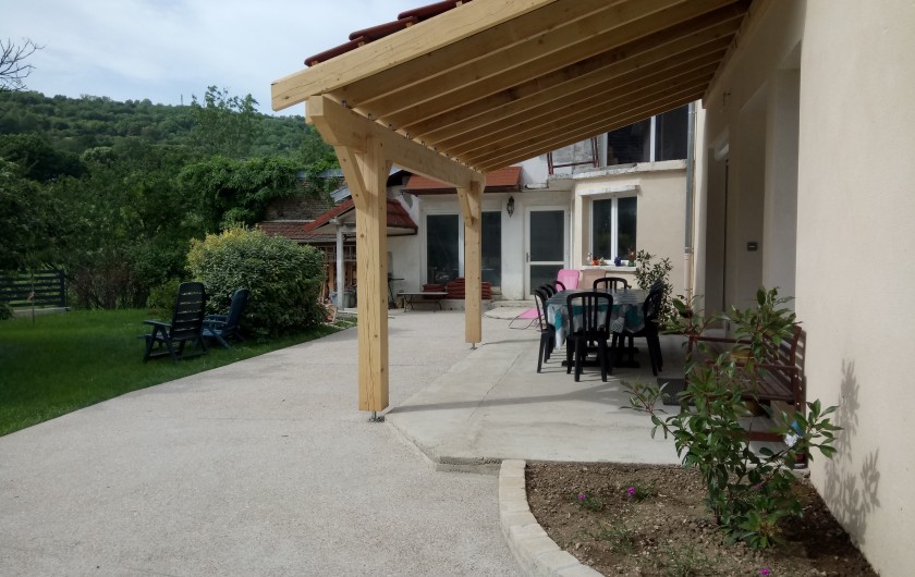 Location de vacances - Maison - Villa à Chouzelot - cour - terrasse entrée plein pied verger attenant