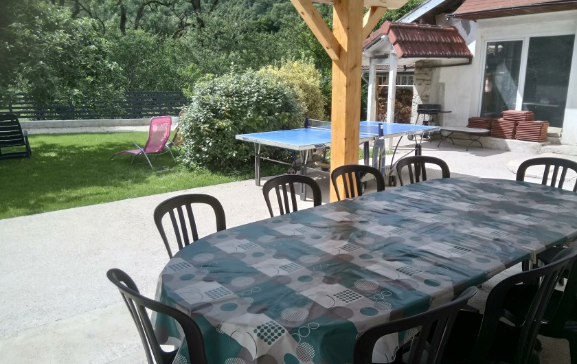Location de vacances - Maison - Villa à Chouzelot - Terrasse couverte 12 places Table ping-pong dans la cour - accès verger